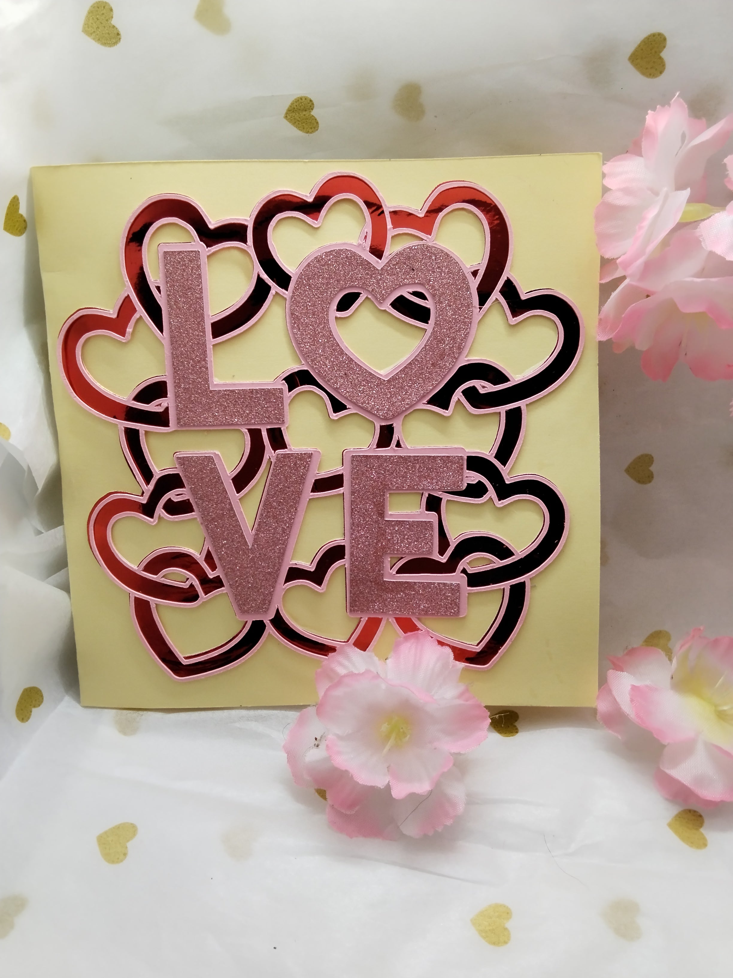 💕 Carte de Saint-Valentin faite main – Mot « LOVE » et cœurs entrelacés